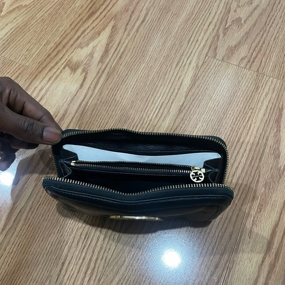 Tory Burch Robinson Continental Leather Wallet in Black - Picture 3 of 3